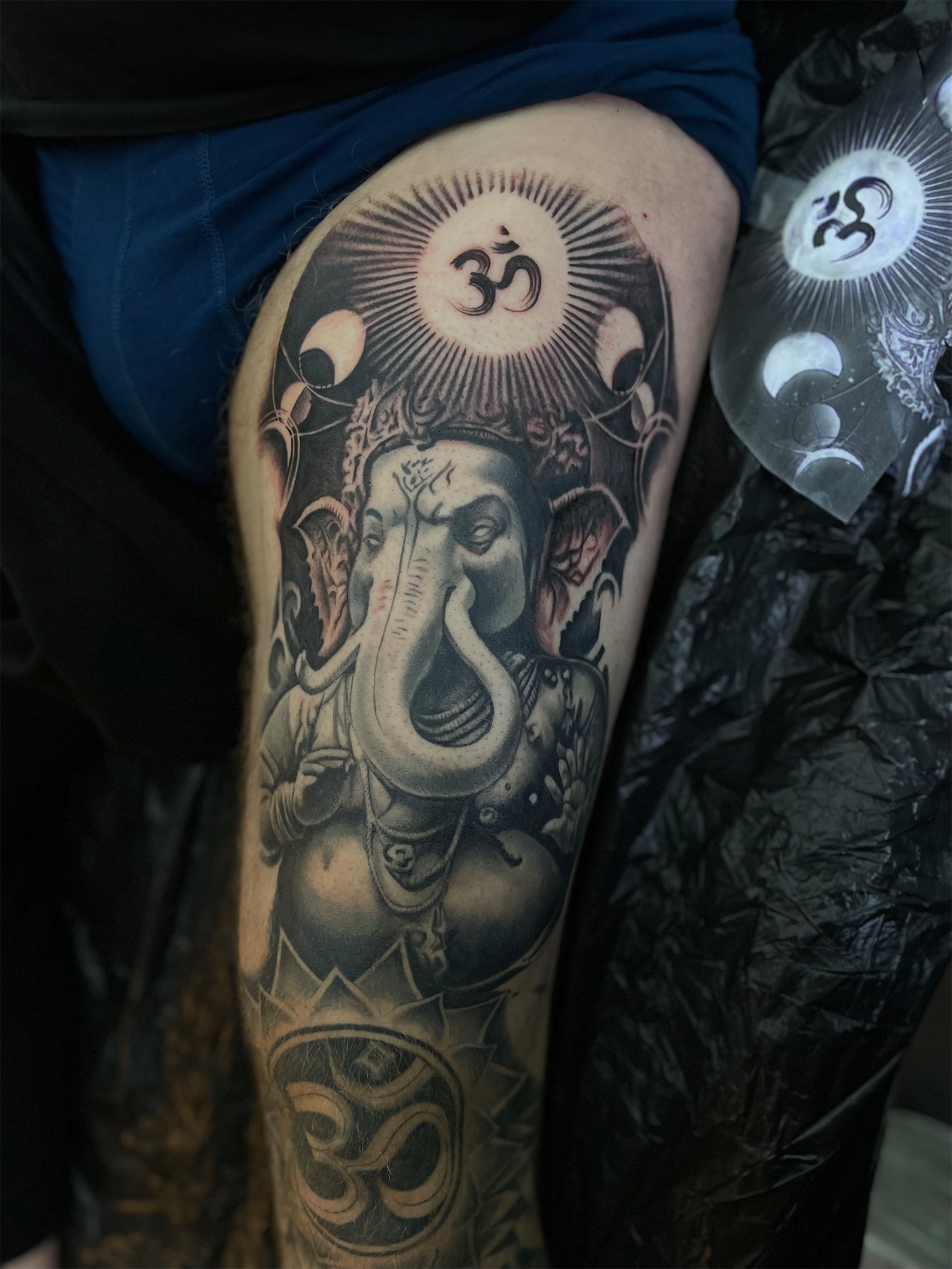 Detaljeret tatovering i black and grey udført af professionel tatovør