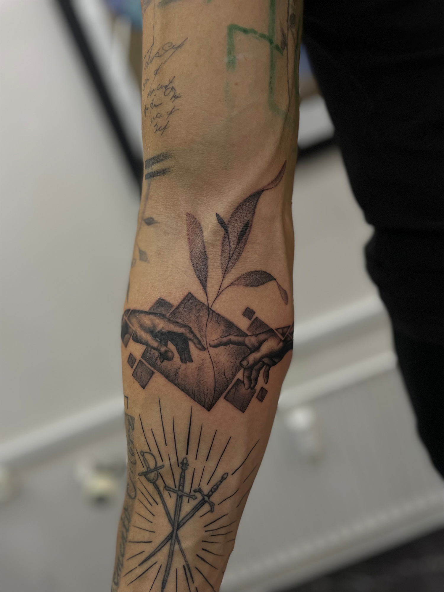 Sort/grå tatovering med fine detaljer og dybde med mikrorealistiske motiver