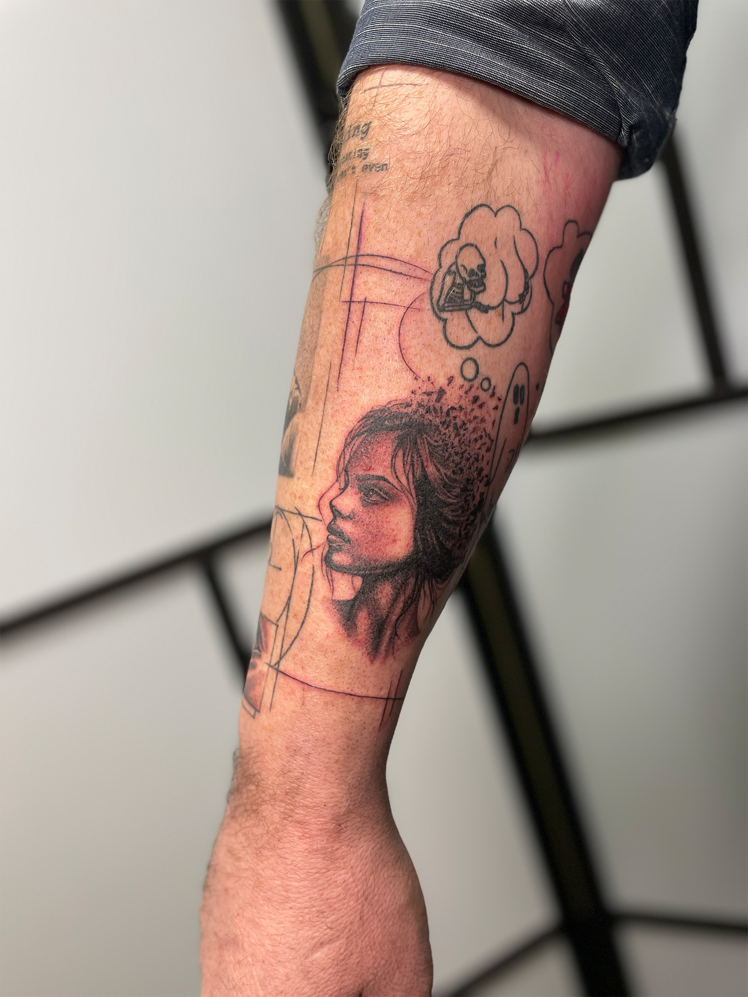 Sort/grå tatovering med fine detaljer og dybde med mikrorealistiske motiver