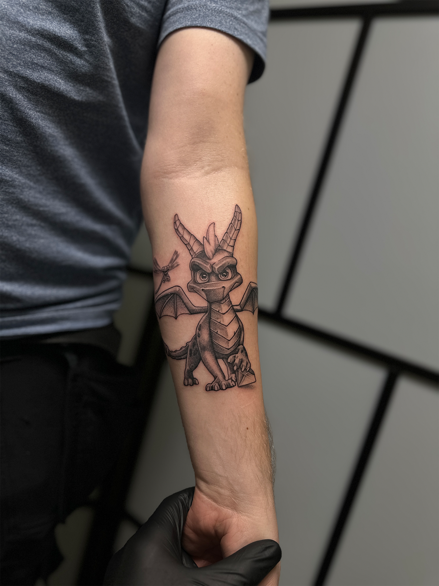 Detaljeret tatovering i black and grey udført af professionel tatovør
