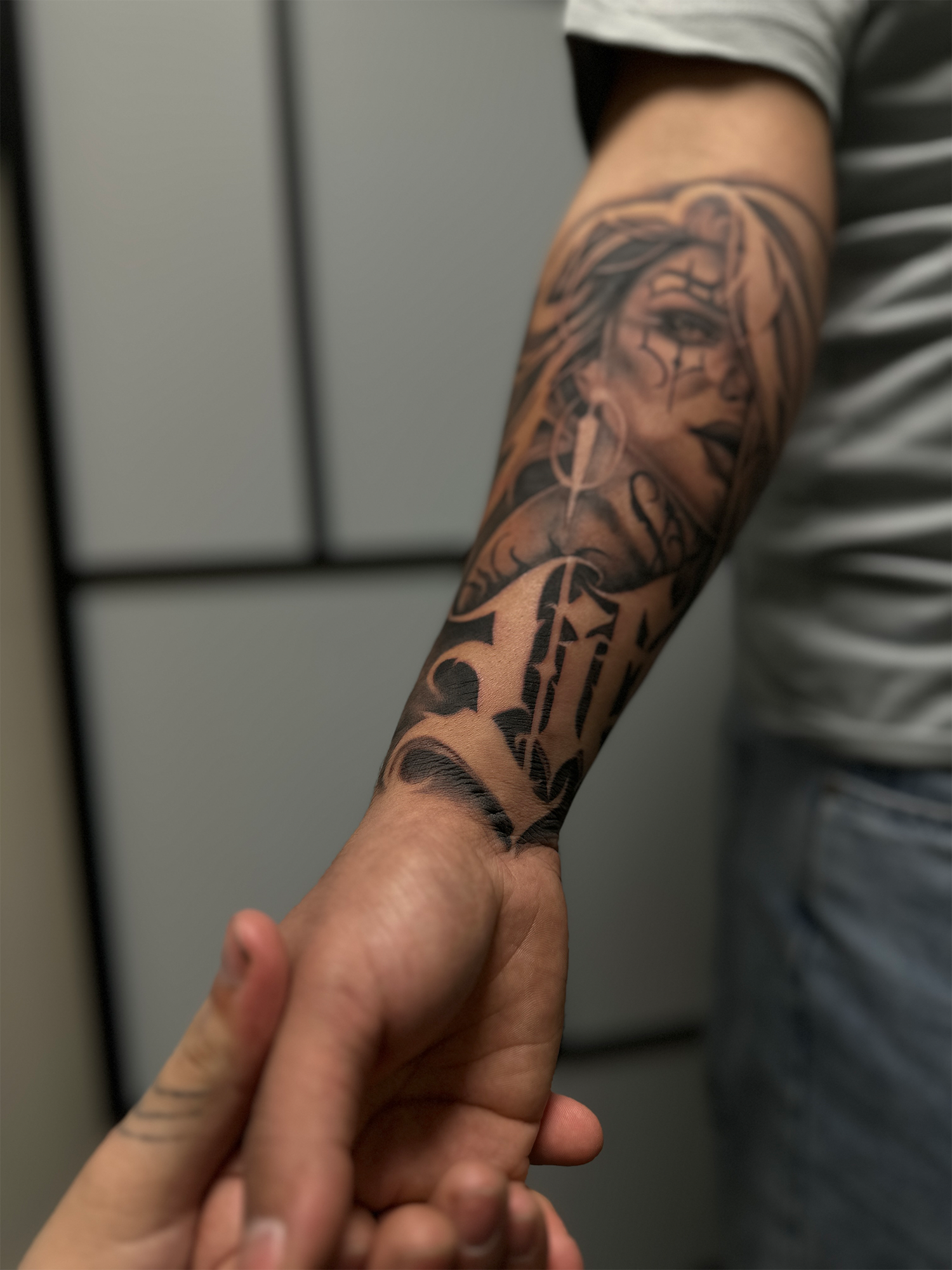 Detaljeret tatovering i black and grey udført af professionel tatovør
