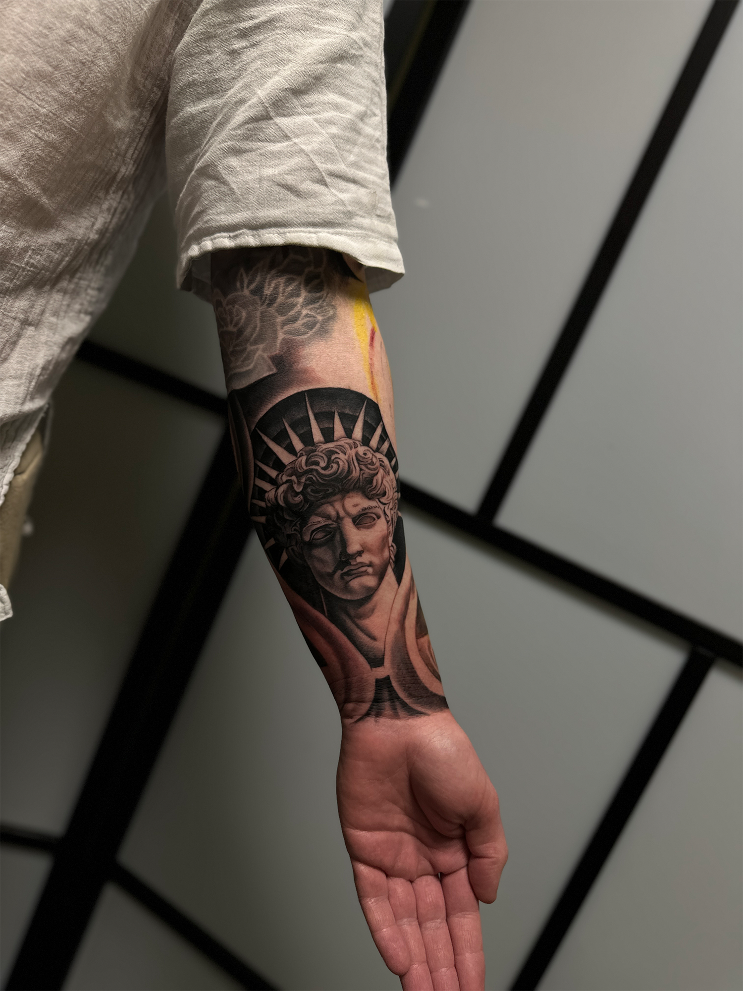 Detaljeret tatovering i black and grey udført af professionel tatovør