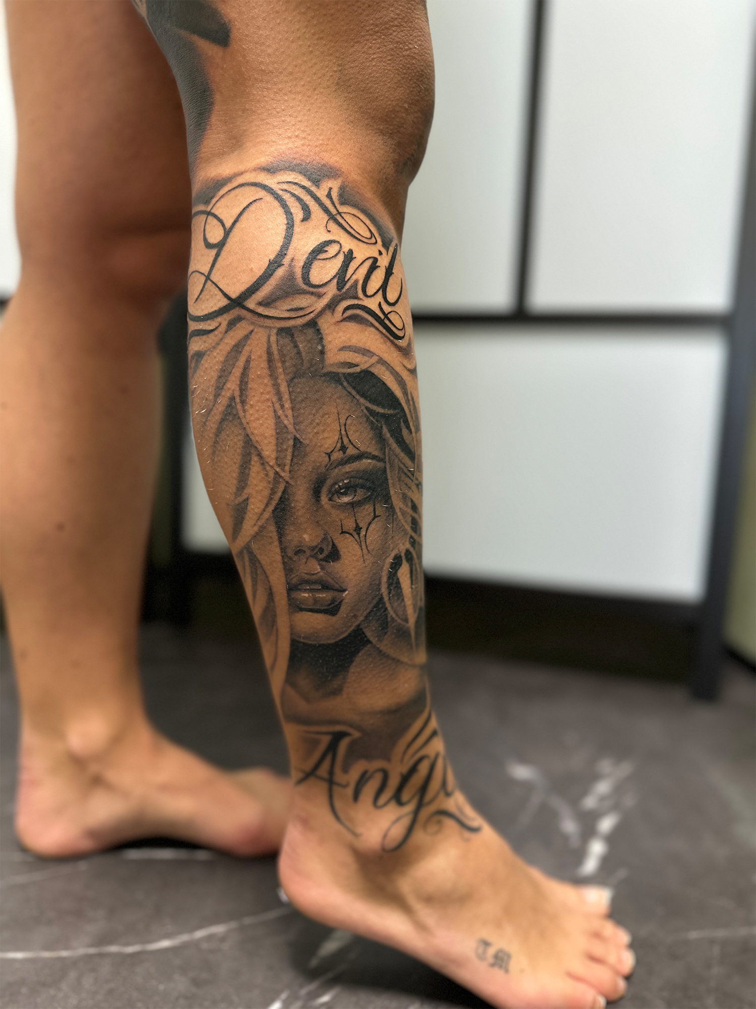 Detaljeret tatovering i black and grey udført af professionel tatovør