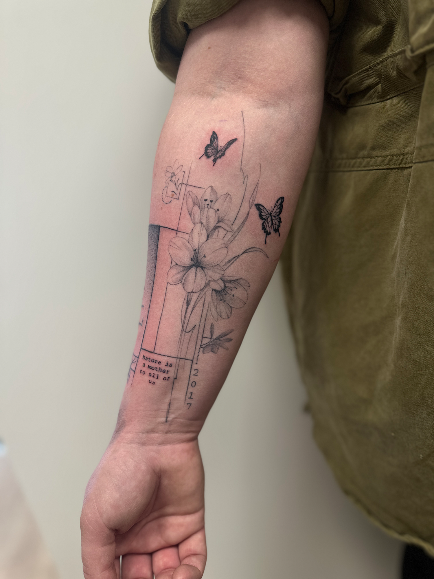 Sort/grå tatovering med fine detaljer og dybde med mikrorealistiske motiver