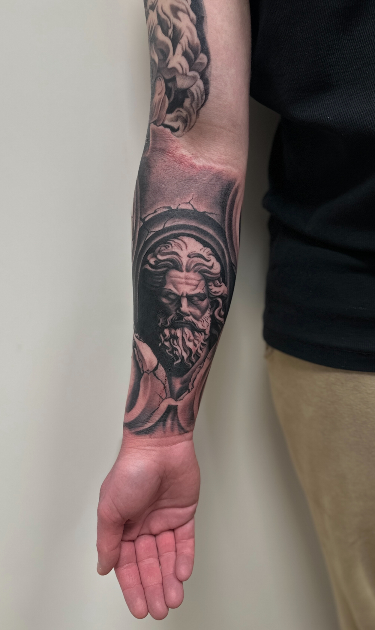 Detaljeret tatovering i black and grey udført af professionel tatovør