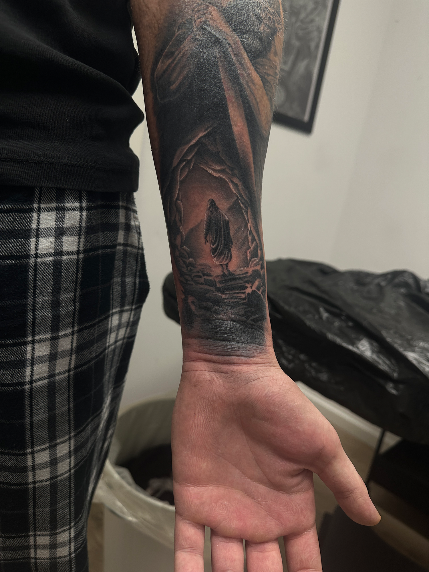 Detaljeret tatovering i black and grey udført af professionel tatovør
