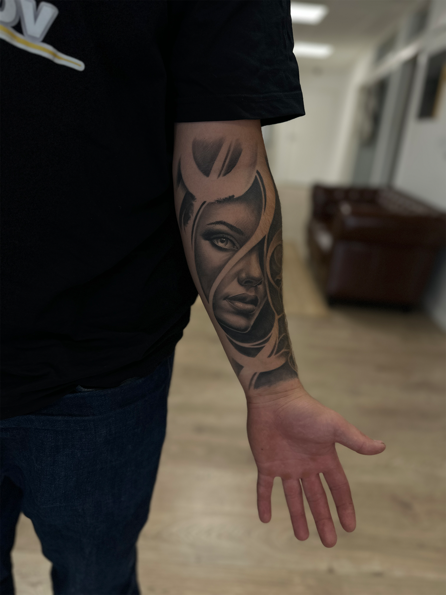 Detaljeret tatovering i black and grey udført af professionel tatovør
