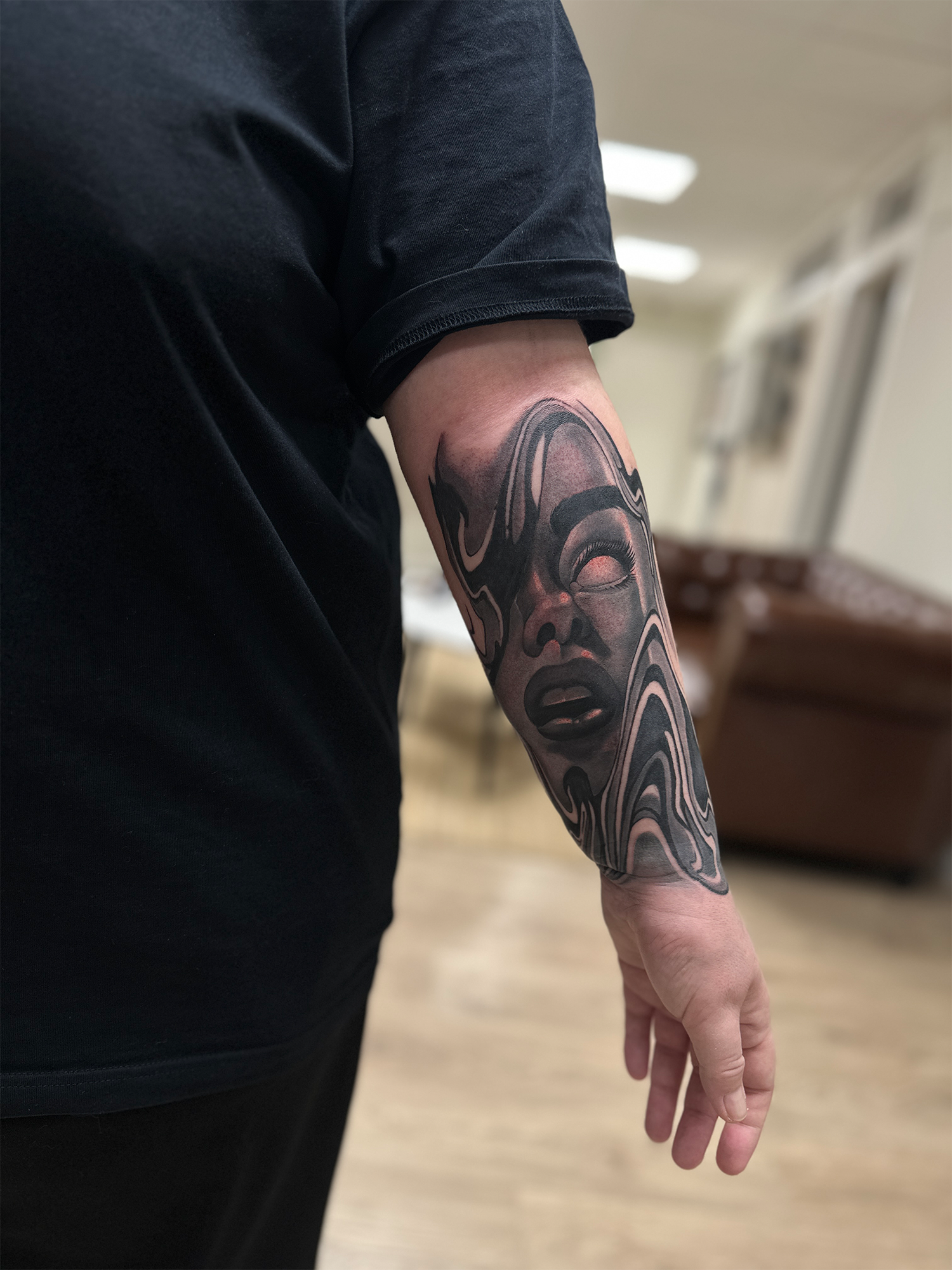 Detaljeret tatovering i black and grey udført af professionel tatovør, kvindeligt portræt
