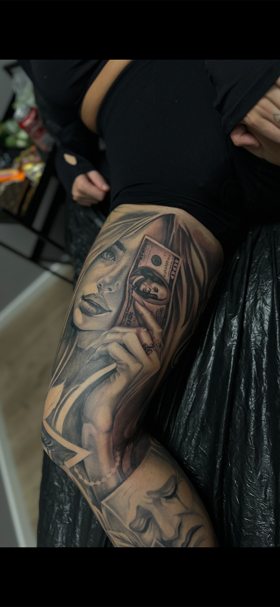 Detaljeret tatovering i black and grey udført af professionel tatovør, kvindeligt portræt