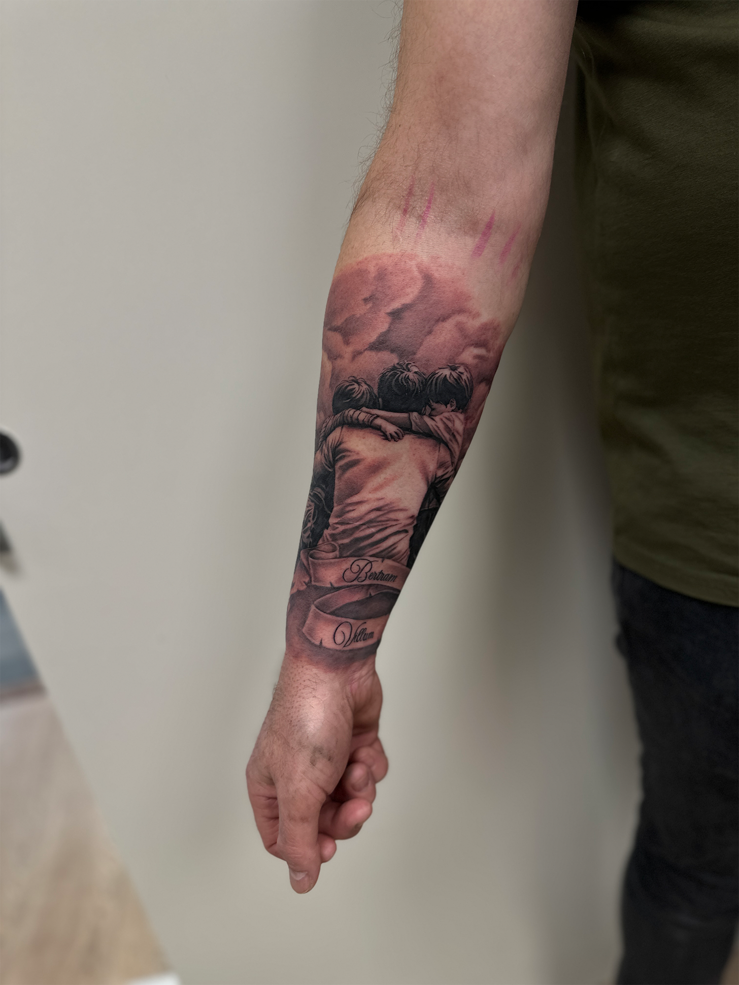 Detaljeret tatovering i black and grey udført af professionel tatovør, familie