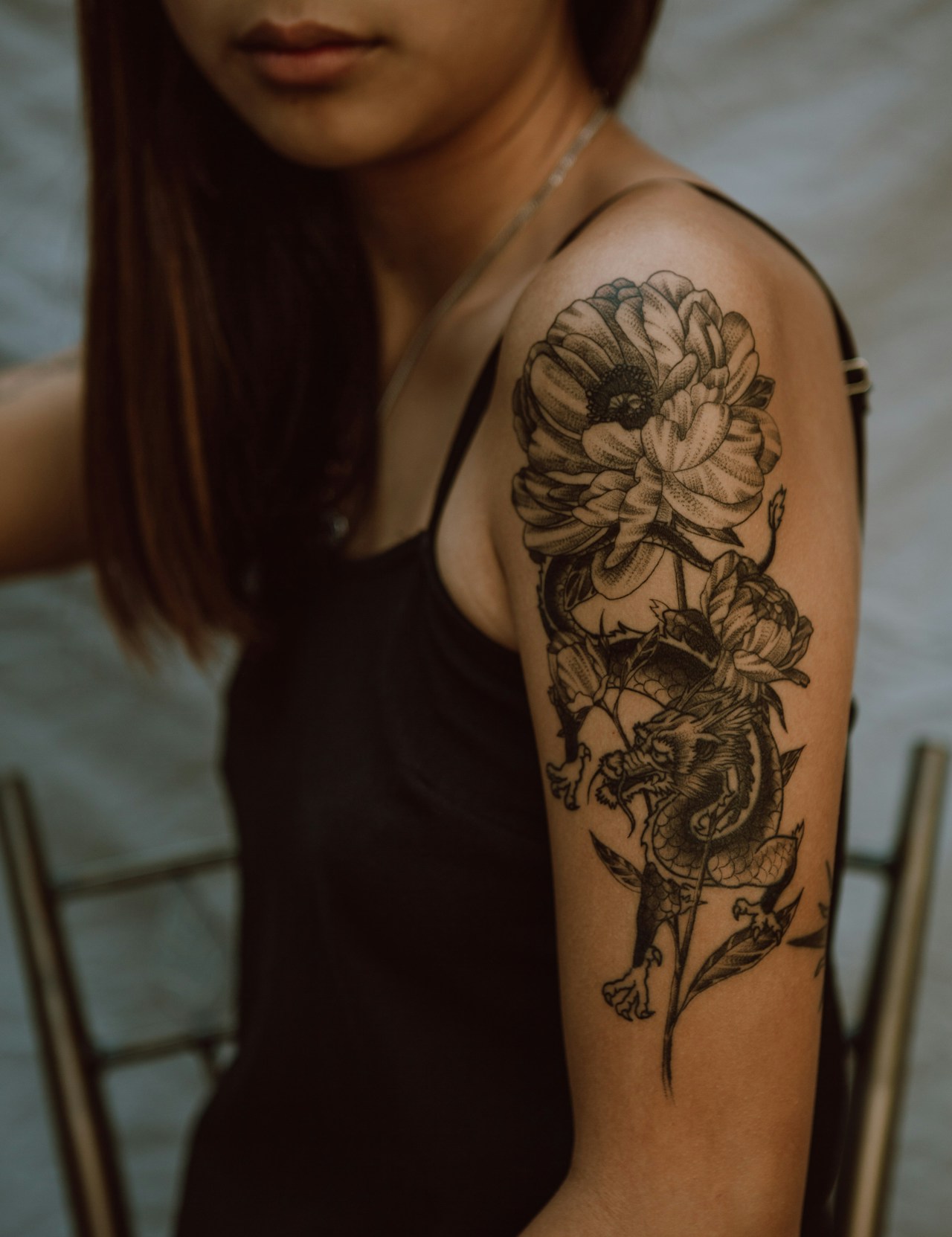 Custom tattoo design af blomster med fokus på skygger og linjearbejde
